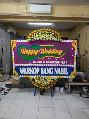 Papan Bunga di Pondok Kacang Barat